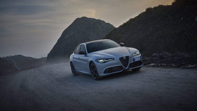 Alfa Romeo Stelvio vista frontalmente lungo una strada