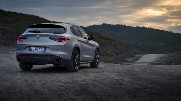 Alfa Romeo Stelvio vista posteriormente lungo una strada