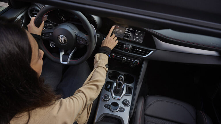 Vista interna dell'abitacolo di una Alfa Romeo Stelvio