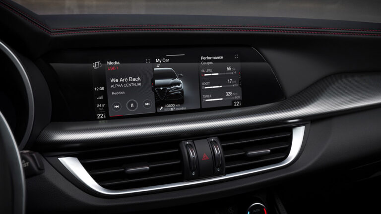 Dettaglio della plancia interna di una Alfa Romeo Stelvio