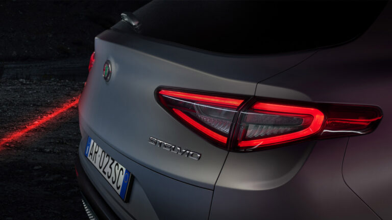 Dettaglio dei fari di una Alfa Romeo Stelvio