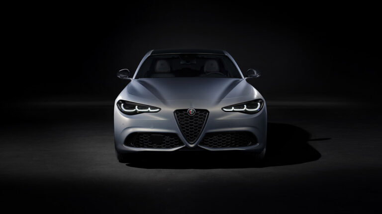 Alfa Romeo Stelvio vista frontalmente