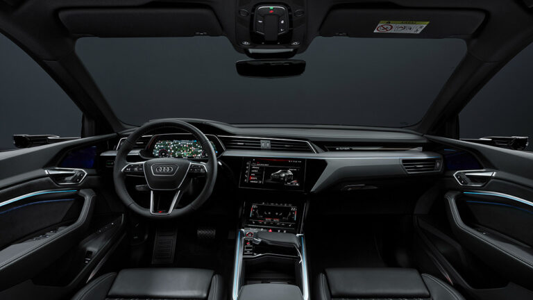 Dettaglio dell'abitacolo interno di una Audi Q8 e-tron