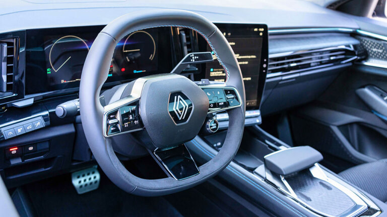 Dettaglio del cruscotto interno di un Renault Astral