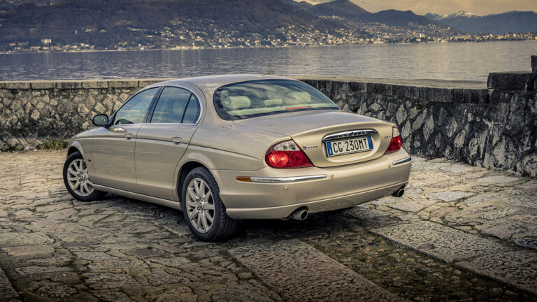 Immagine di una Jaguar S-Type vista posteriormente