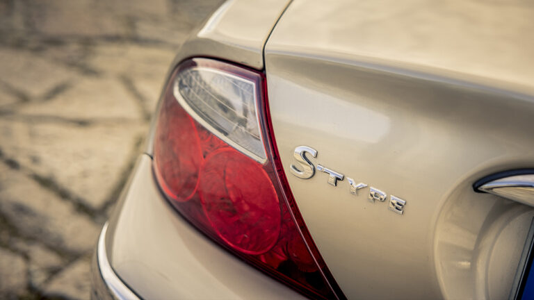 Dettaglio del fanale posteriore di una Jaguar S-Type