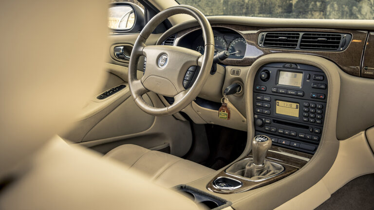 Dettaglio del cruscotto di una Jaguar S-Type