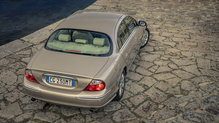 Immagine di una Jaguar S-Type vista posteriormente