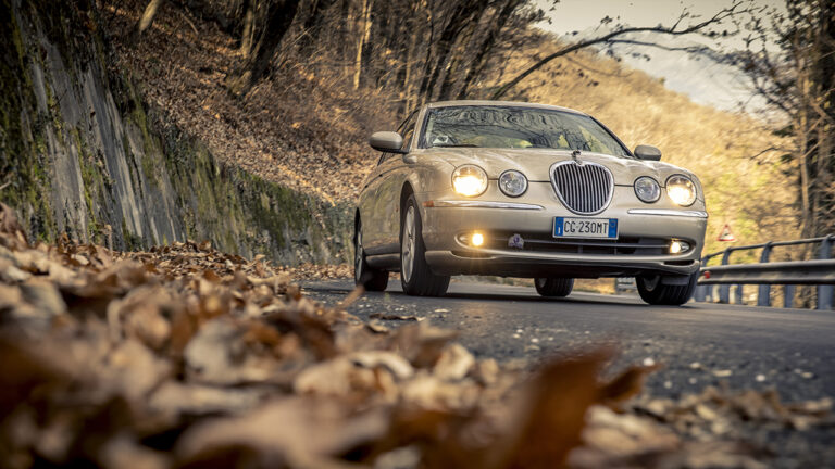 Immagine di una Jaguar S-Type vista anteriormente