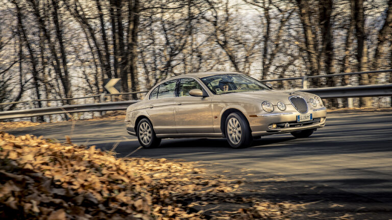 Immagine di una Jaguar S-Type vista lateralmente
