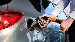 foto di una persona che ricarica carburante nella propria auto a un distributore