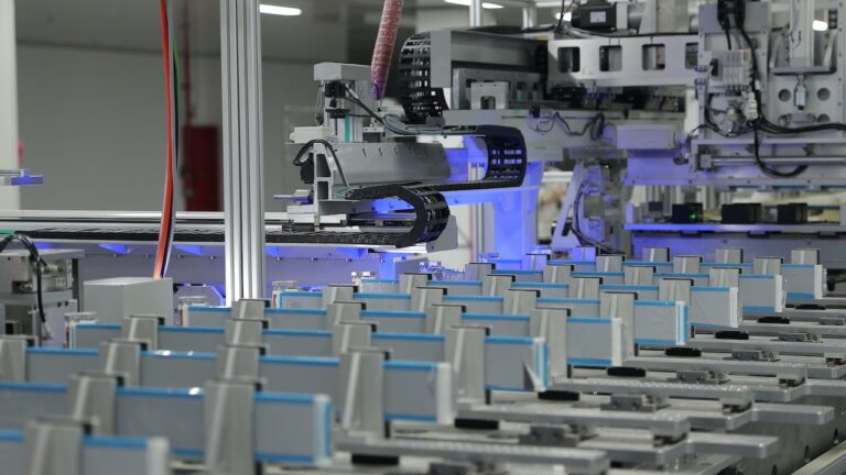 Amnesty International denuncia scarsa attenzione ai diritti umani nella filiera delle batterie