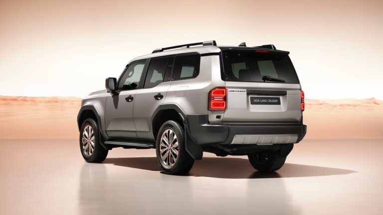 Toyota Land Cruiser - tre quarti posteriore