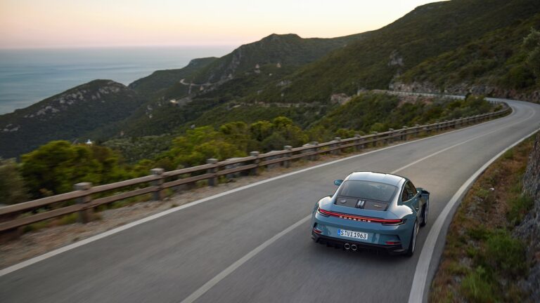 porsche 911 S/T tre quarti post dall'alto