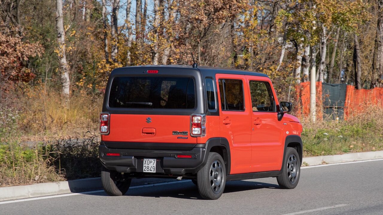 prova kei car Suzuki Hustler - vista posteriore