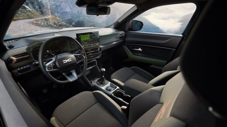 Dacia Duster 2024 - posto guida