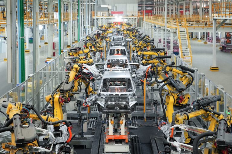 Dall'Automotive alla Difesa: l'inaspettato rifugio per i lavoratori tedeschi