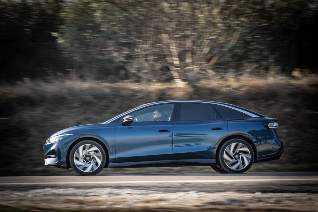 Prova Volkswagen ID.7 - vista laterale