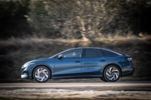 Prova Volkswagen ID.7 - vista laterale