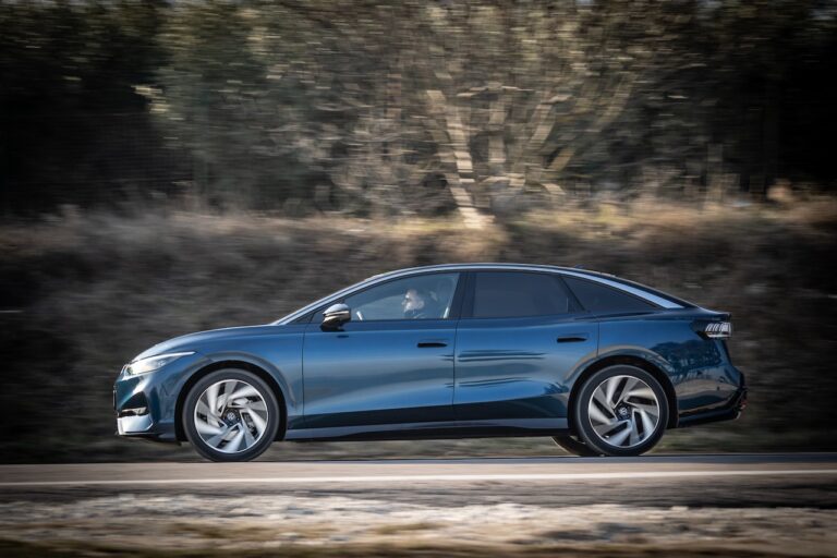 Prova Volkswagen ID.7 - vista laterale