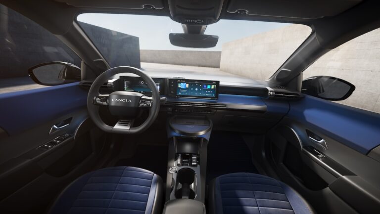 Su strada con la nuova Lancia Ypsilon