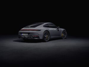 Nuove Porsche 911 Carrera e 911 Carrera GTS, c'è pure l'ibrido