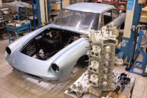 Quella volta della Ferrari abbandonata in centro a Milano