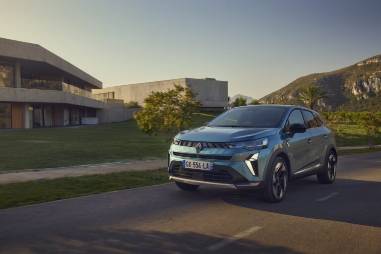 Al volante dell'inedita Renault Symboz, sorella maggiore di Captur