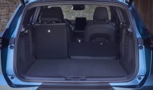 Al volante dell'inedita Renault Symboz, sorella maggiore di Captur