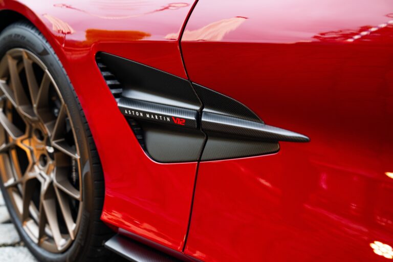 Aston Martin, tante emozioni di guida in attesa della Vanquish