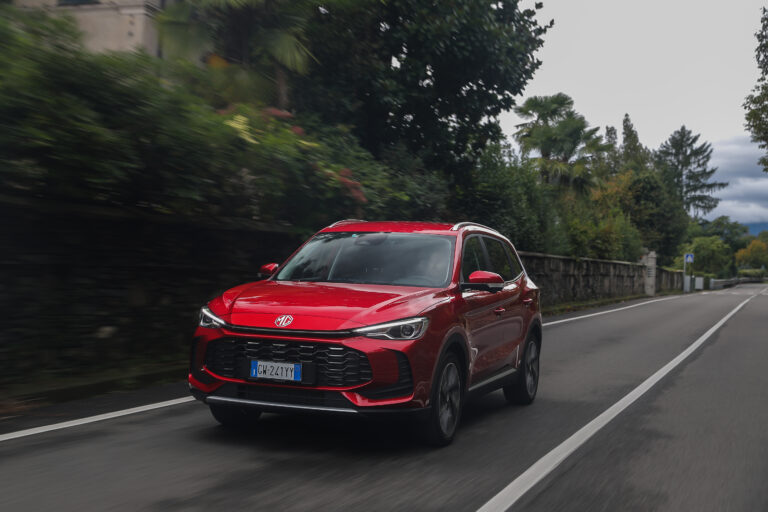 Nuova ZS Hybrid+, il test della bestseller MG