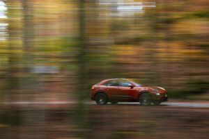 Porsche Macan, brivido elettrico su strada