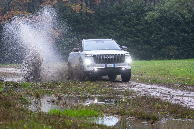 Jaecoo 7, la cinese a cui piace andare a caccia d'avventura