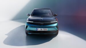 Opel Mokka 2025, restyling tecnologico che punta all'essenziale
