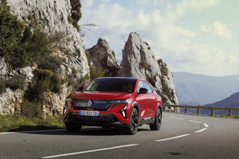 Renault Rafale E-Tech 4x4, efficiente e divertente per tutta la famiglia