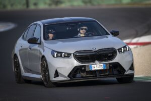 In pista con la Bmw M5, che è diventata plug-in