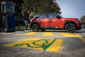 Mini Aceman, al volante della compatta all electric 