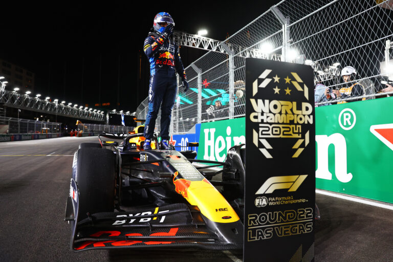 Verstappen campione a Las Vegas, Russell domina il GP