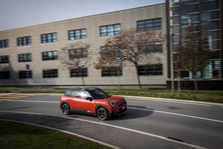 Mini Aceman, al volante della compatta all electric