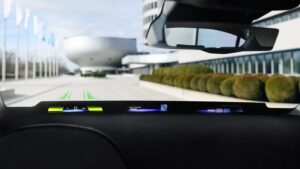 BMW Ridefinisce l'Esperienza di Guida con l'iDrive Panoramico al CES 2025