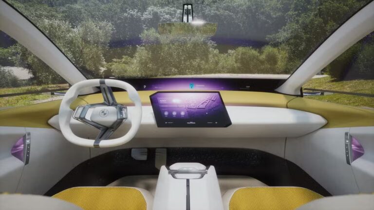 BMW Ridefinisce l'Esperienza di Guida con l'iDrive Panoramico al CES 2025
