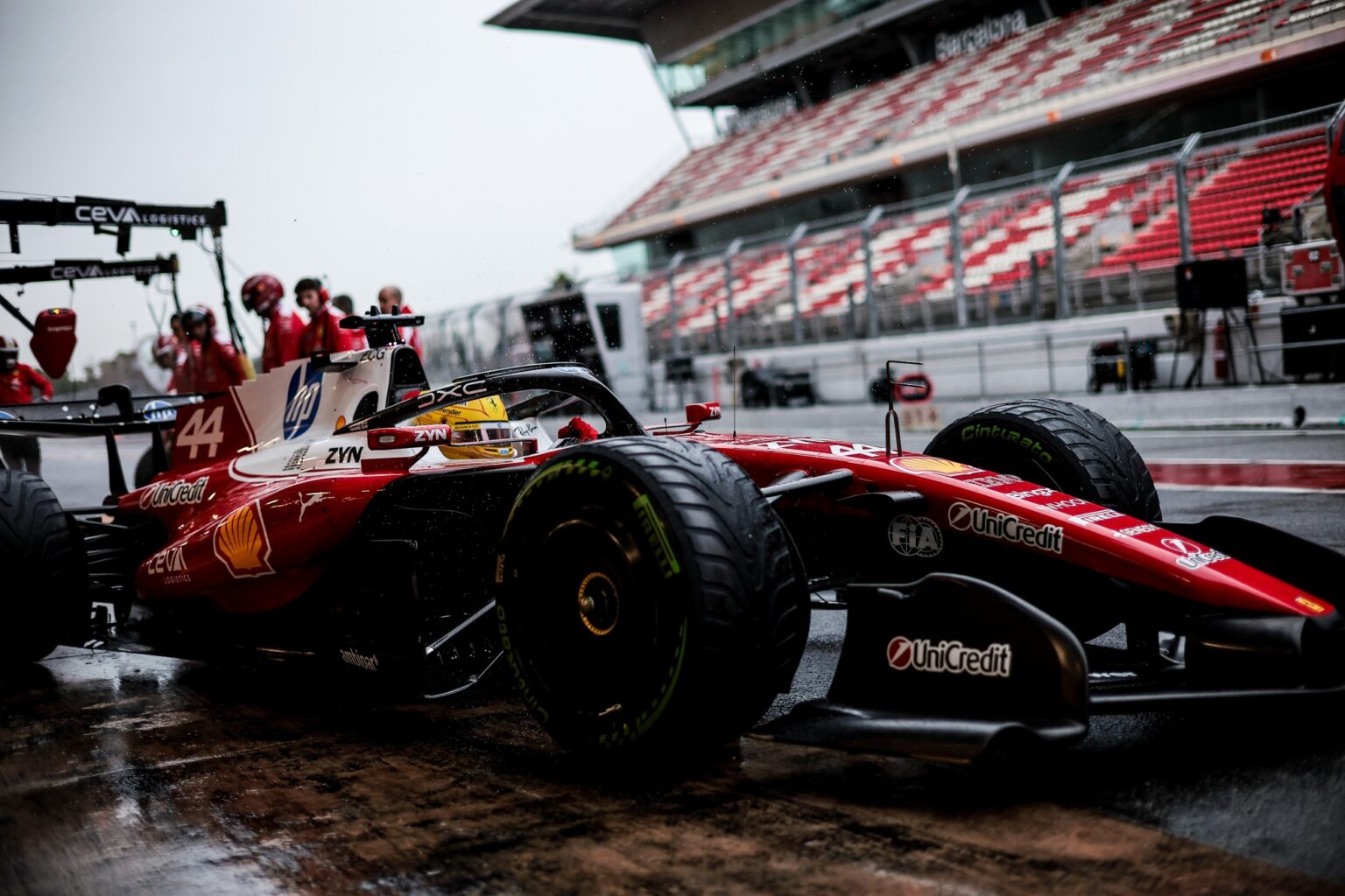 Красный болид Ferrari SF-26 Льюиса Хэмилтона в боксах во время тестов 2026 года